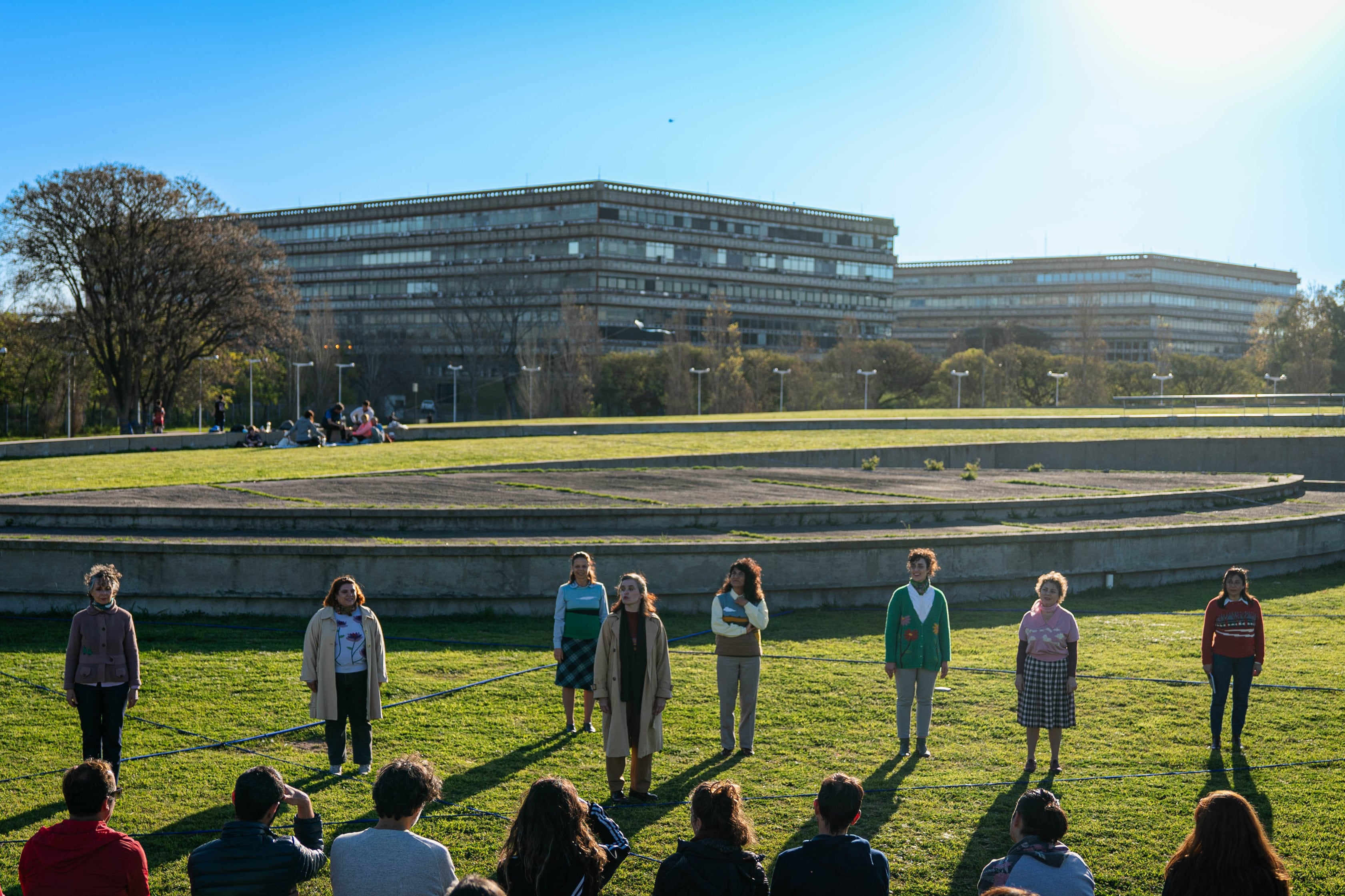 "La memoria futura (Las voces de las Abuelas)" de Luciana Castromauro es un recorrido al aire libre en el parque de la Quinta Trabucco.