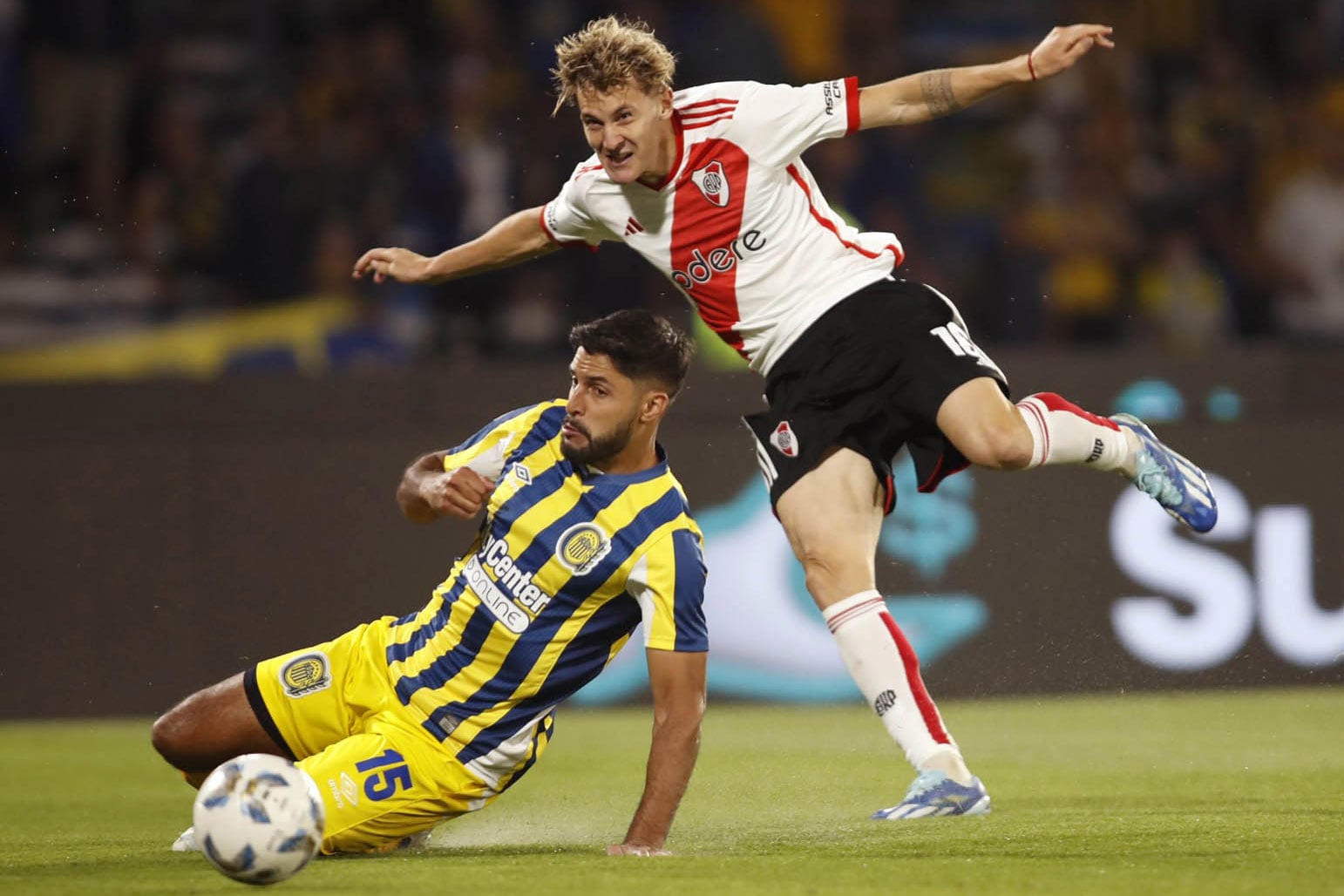 Colidio intenta ante la barrida de Mallo. Lo del rubio fue aceptable, sobre todo en la primera parte