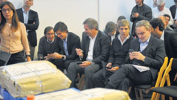 Luis Caputo, ministro de Finanzas, encabezó la apertura de ofertas económicas para los PPP.