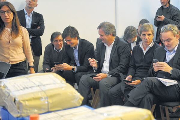 Luis Caputo, ministro de Finanzas, encabezó la apertura de ofertas económicas para los PPP.