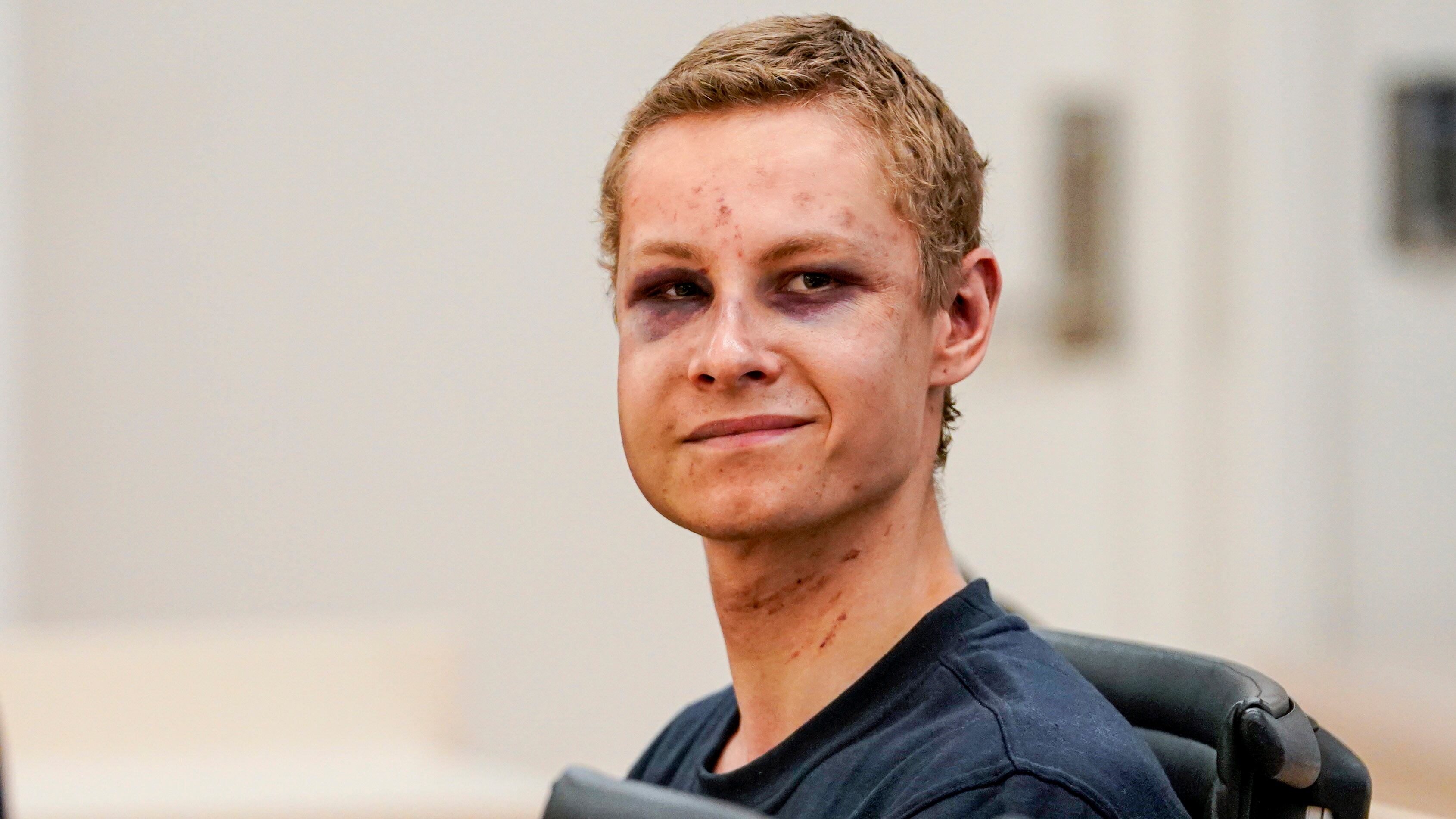 Philip Manshaus sonríe ante el tribunal.