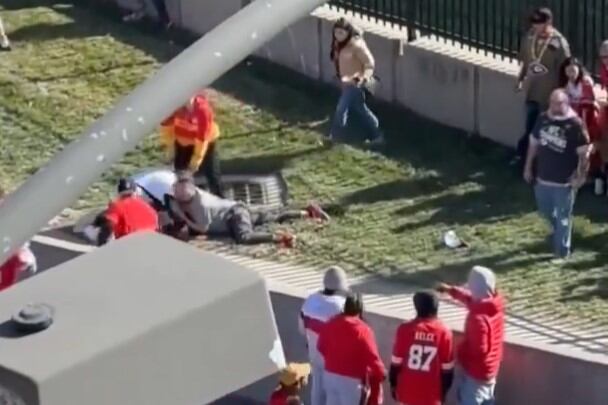 El momento en que fanáticos capturan a uno de los agresores del tiroteo en Kansas. Foto: captura de video