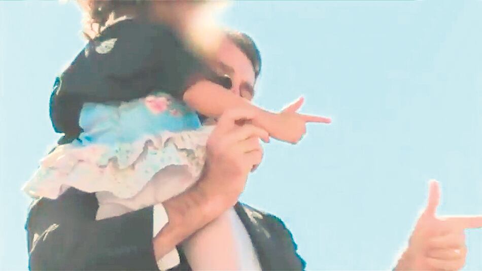 Durante un acto de campaña, Bolsonaro tomó a una niña en brazos y le colocó los dedos en forma de revólver.