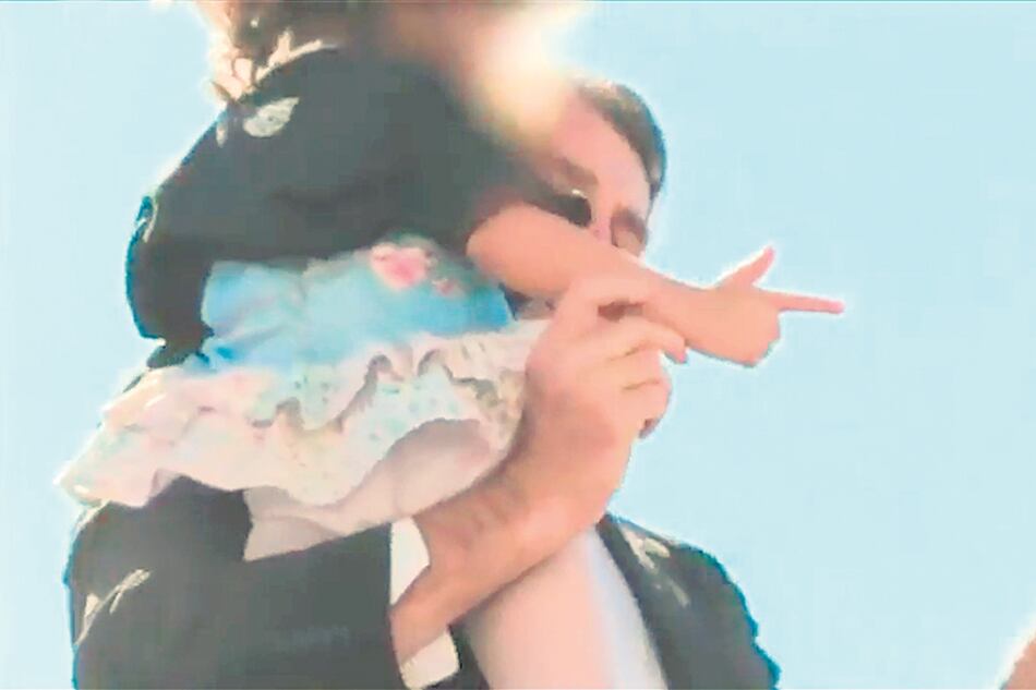 Durante un acto de campaña, Bolsonaro tomó a una niña en brazos y le colocó los dedos en forma de revólver.