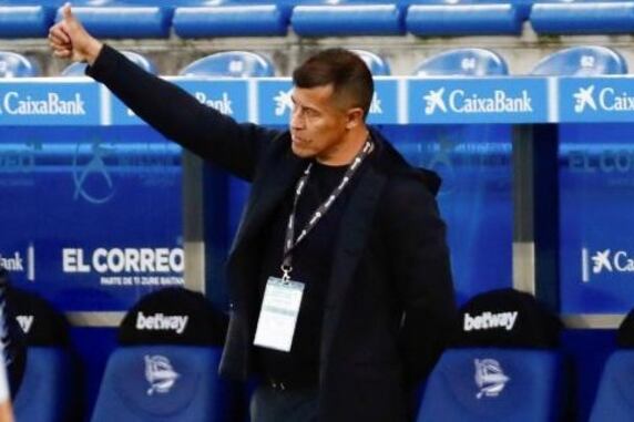 Pulgar arriba de Almirón en el éxito del Elche.