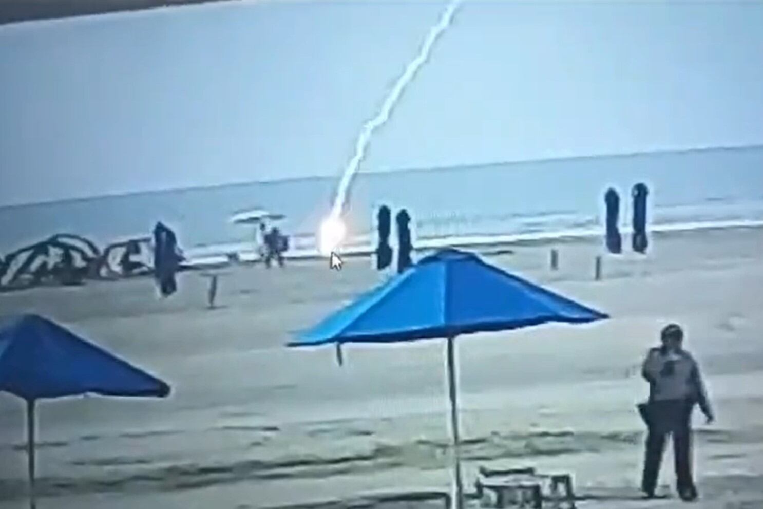 Así fue el momento en el que un rayo cayó sobre una mujer en una playa de Colombia y terminó con su vida. (Foto: captura de video)