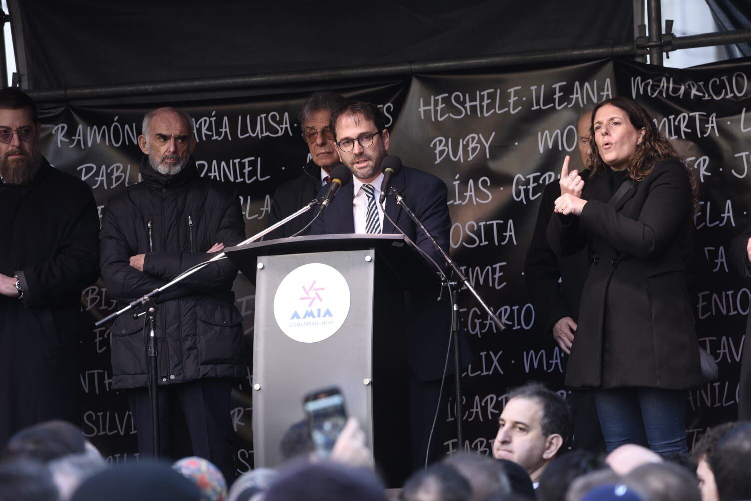 La agresión del presidente de la AMIA al feminismo y Unicef en el acto por los 30 años del atentado (Imagen: Twitter AMIA)
