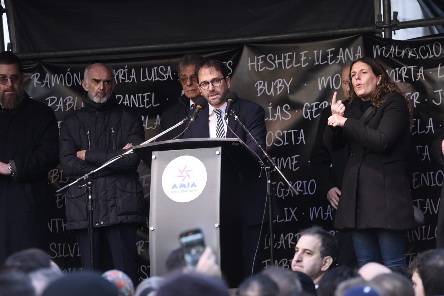 La agresión del presidente de la AMIA al feminismo y Unicef en el acto por los 30 años del atentado (Imagen: Twitter AMIA)