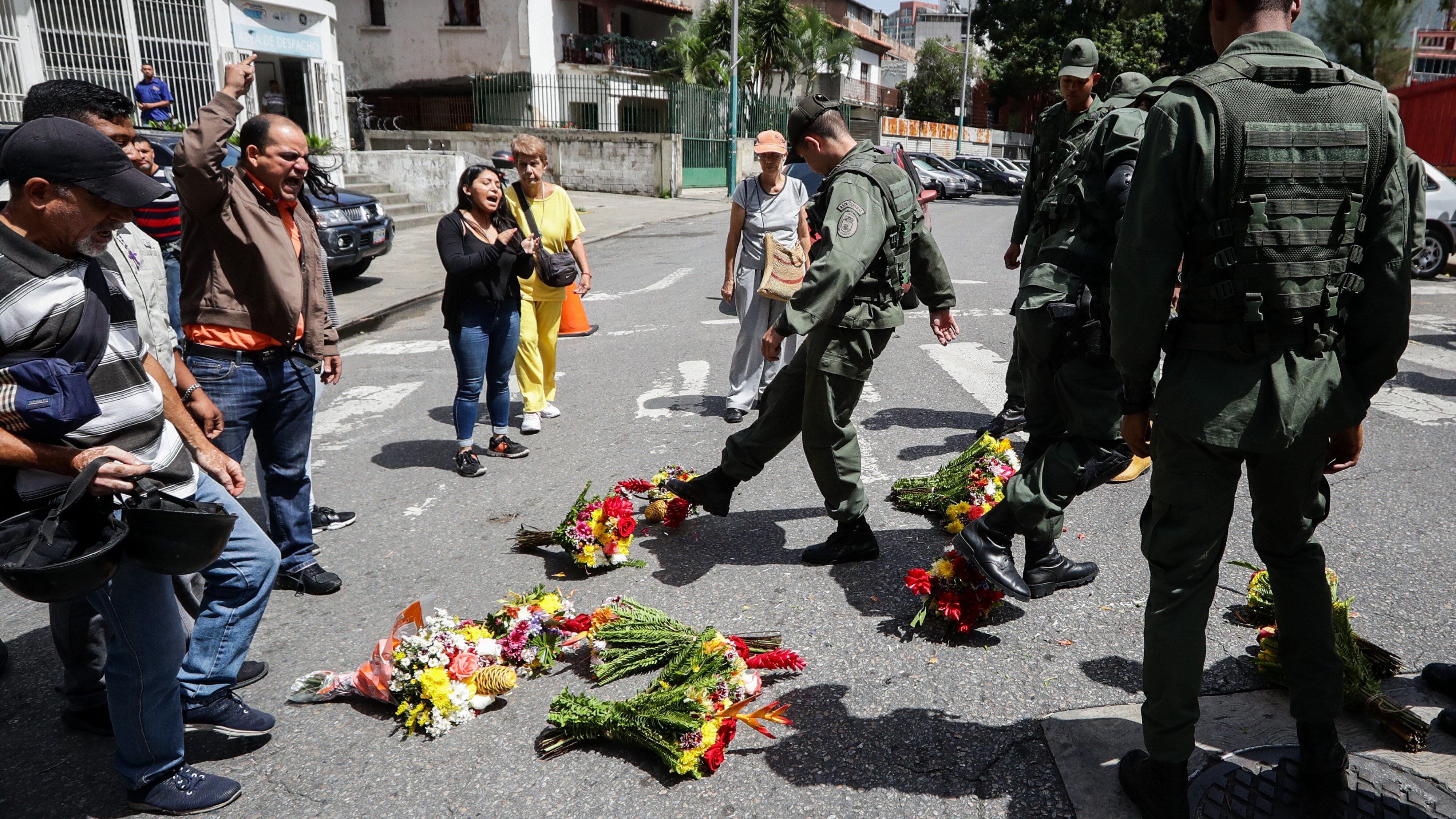 Militares patean ofrendas florales para homenajear a Acosta Arévalo frente a la entrada del Comando General de la Armada Bolivariana en Caracas