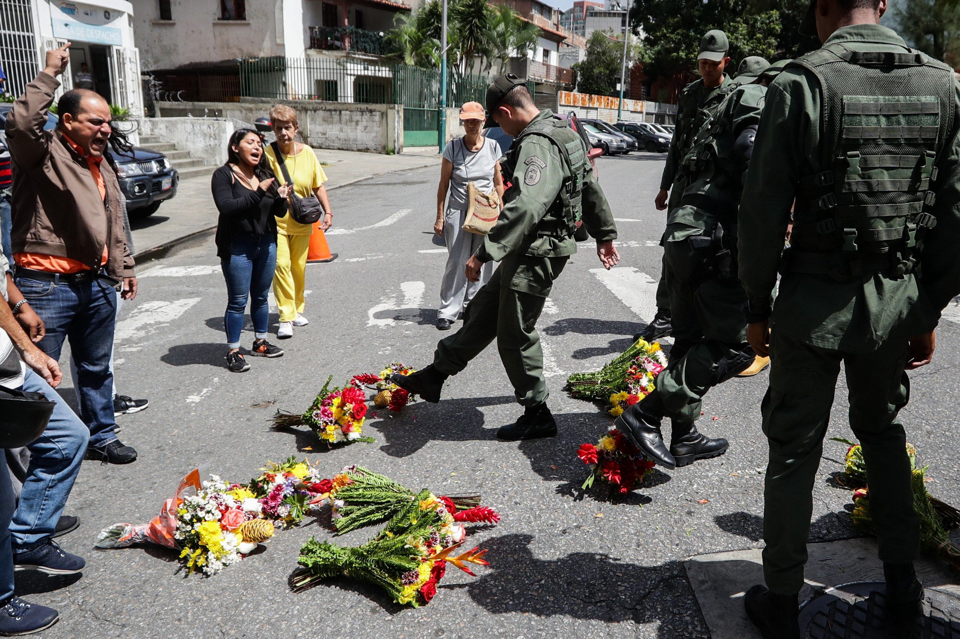 Militares patean ofrendas florales para homenajear a Acosta Arévalo frente a la entrada del Comando General de la Armada Bolivariana en Caracas