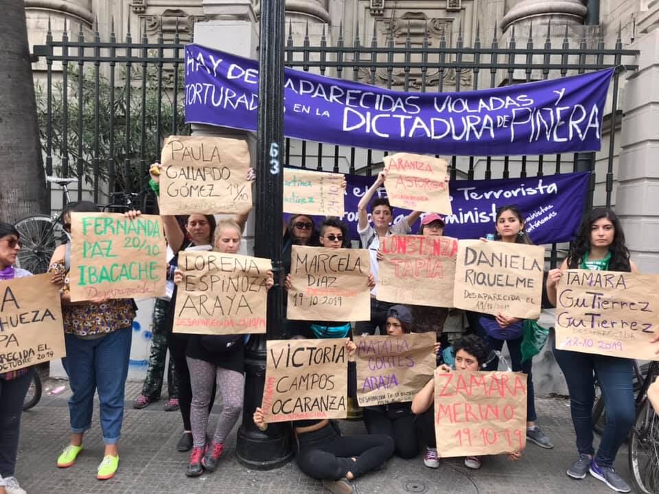 Familiares de las mujeres desaparecidas durante la represión de Piñera exigieron su aparición con vida. De las 13, diez ya aparecieron, algunas en estado de shock