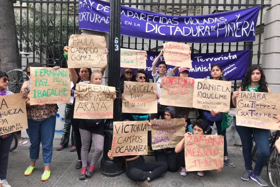 Familiares de las mujeres desaparecidas durante la represión de Piñera exigieron su aparición con vida. De las 13, diez ya aparecieron, algunas en estado de shock