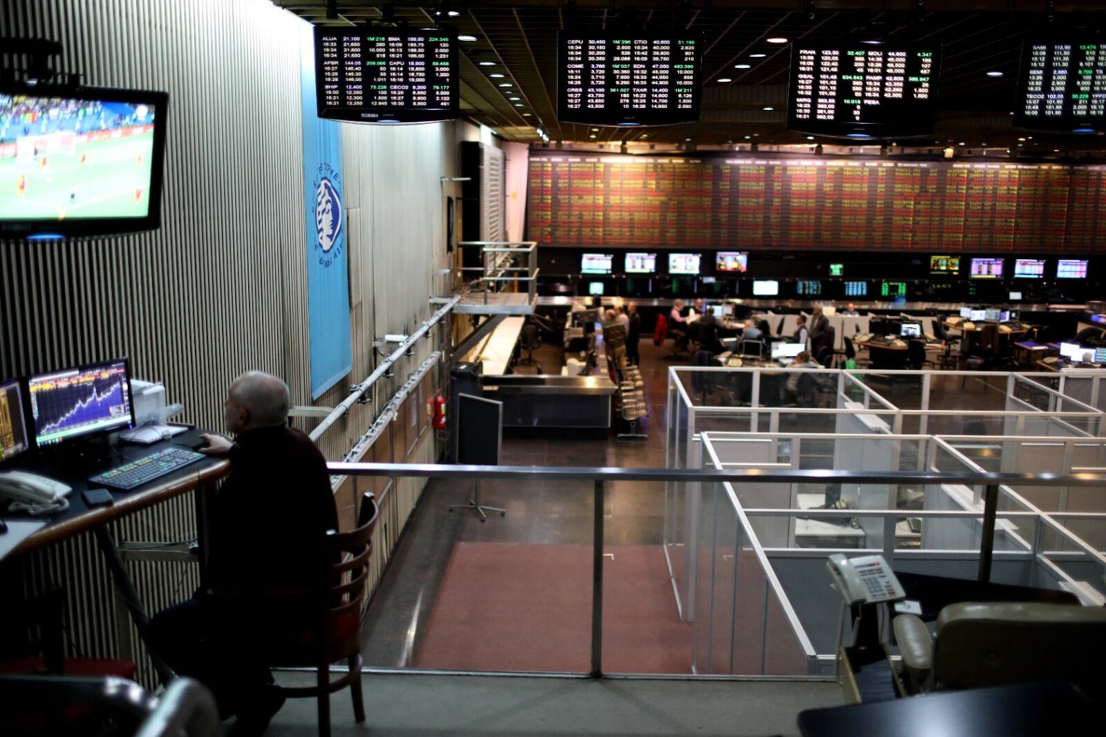 Las acciones podrían llegar a subir en línea con el dólar. 