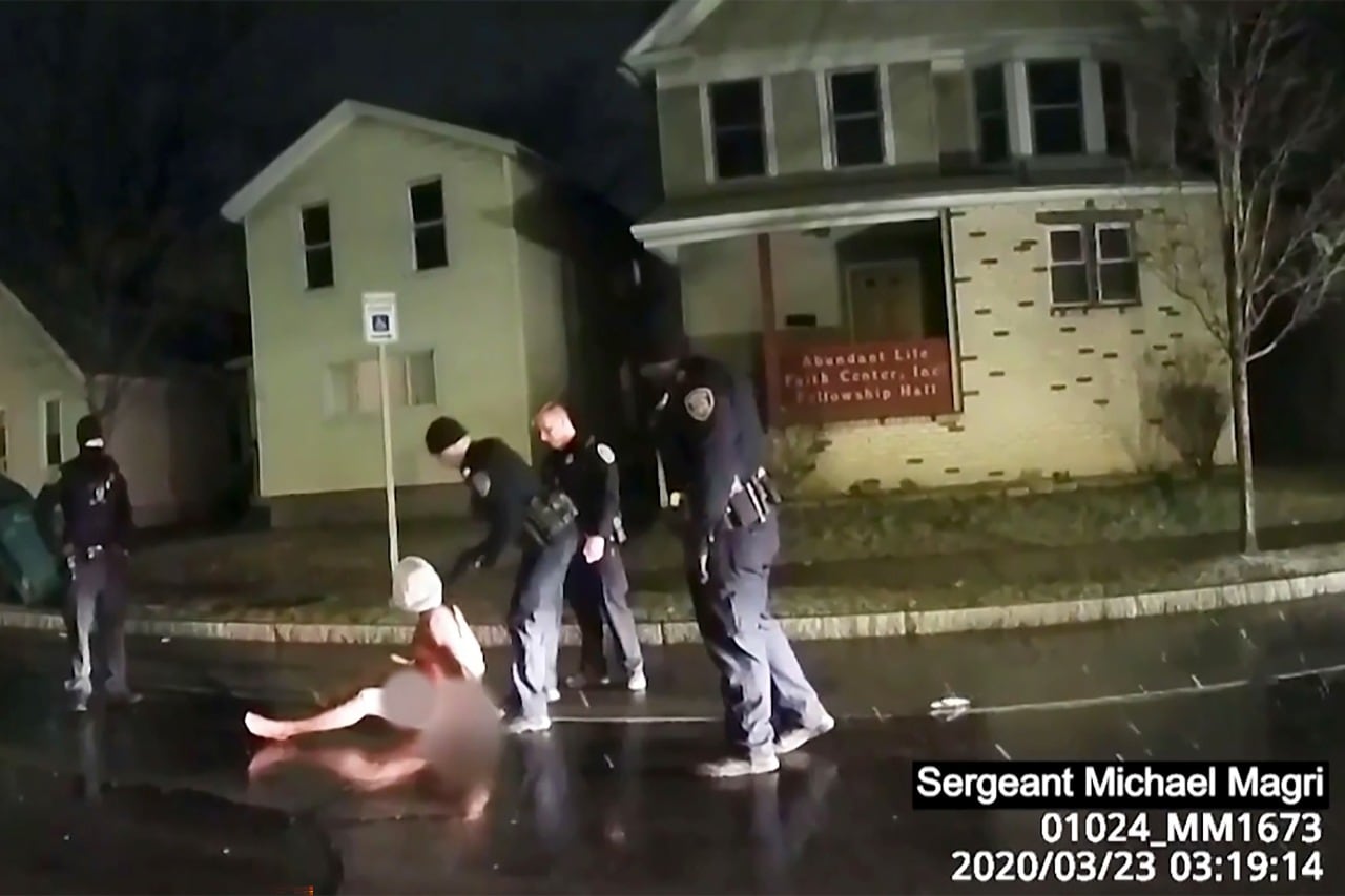 Captura de video de policías arrestando a Prude después de encapucharlo .