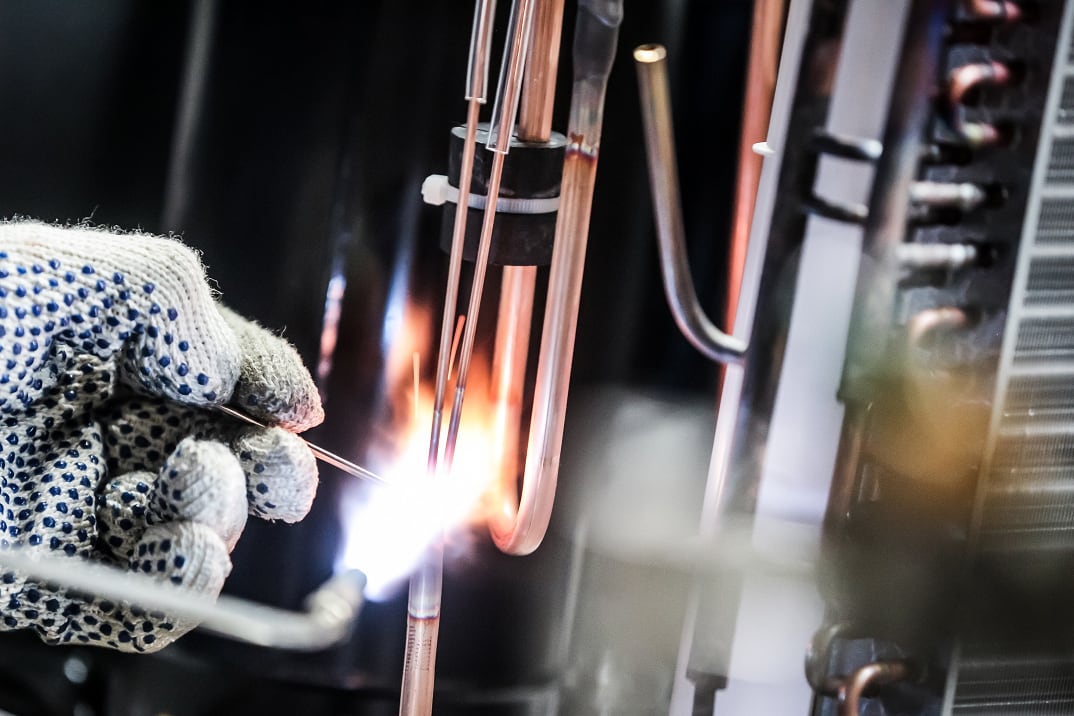 Un detalle del proceso de producción de aires acondicionados. 