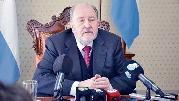 Carlos Verna ofreció un mensaje por televisión para contarles a los pampeanos sus problemas de salud.