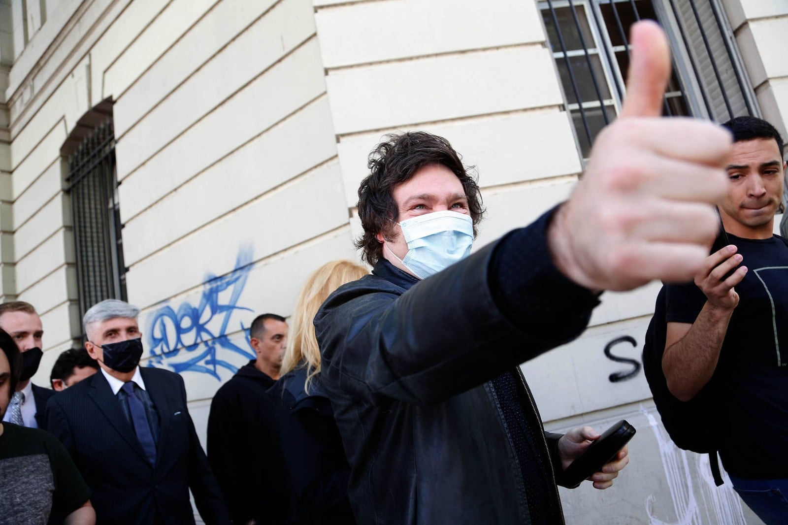 La política económica de Javier Milei está hundiendo la economía a niveles dramáticos.