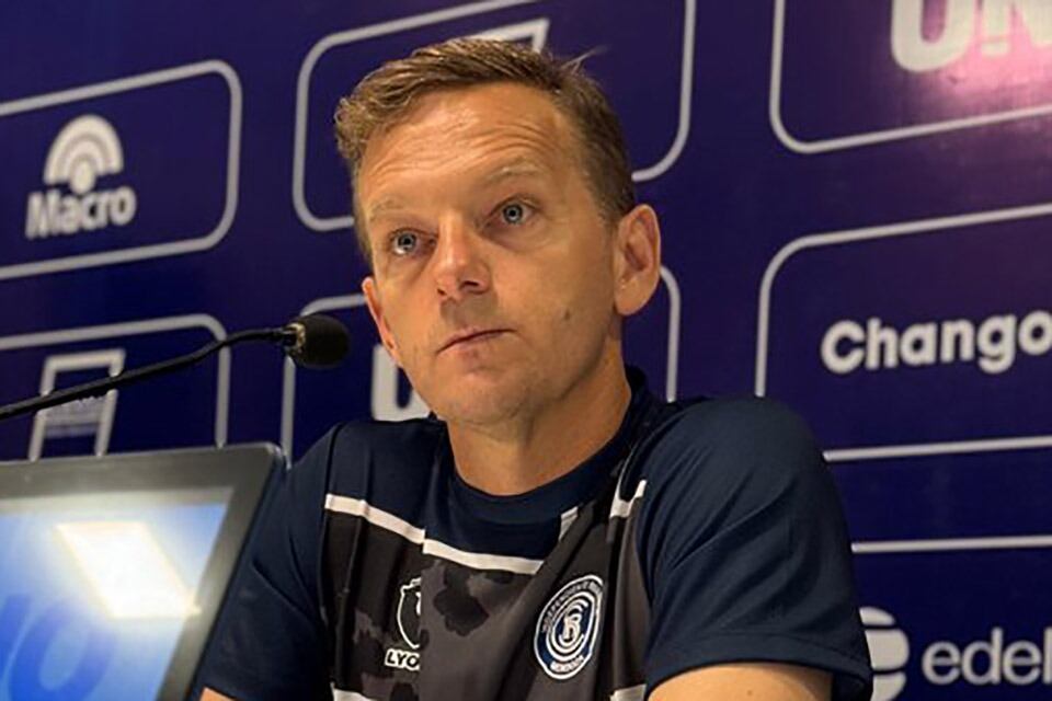 Martín Cicotello, DT de Independiente Rivadavia.