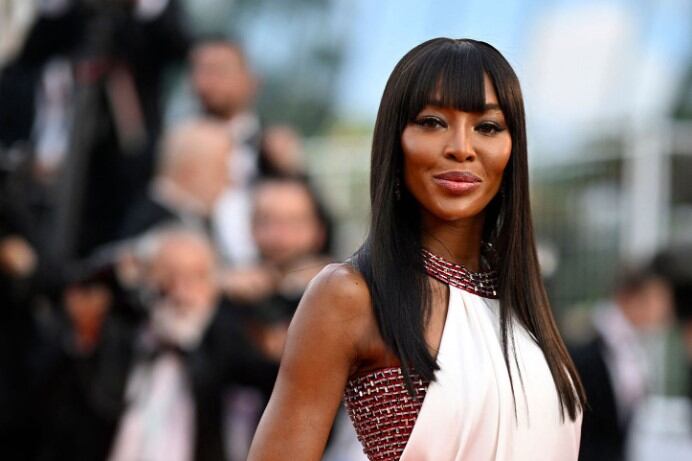 "Quiero resaltar lo fácil que es falsificar identidades en línea", escribió la estrella de las pasarelas de los años '90