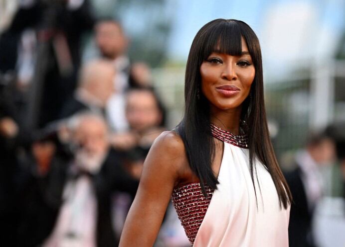 "Quiero resaltar lo fácil que es falsificar identidades en línea", escribió la estrella de las pasarelas de los años '90