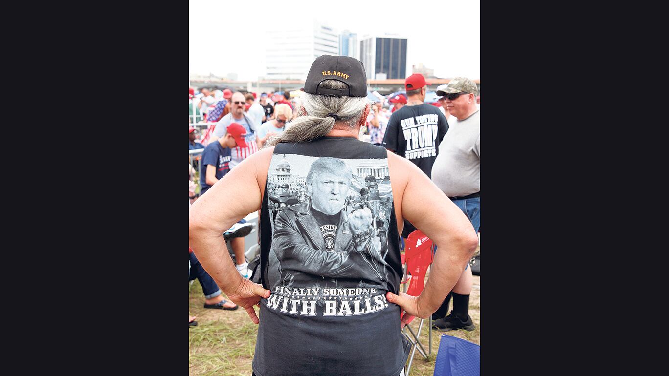 “Finalmente alguien con huevos”, dice la remera de Trump.