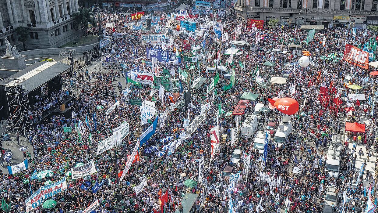 Los gremios más combativos convocaron a una multitud frente al Congreso para llevar su rechazo a las reformas.