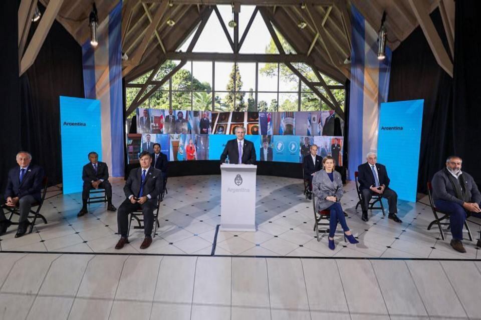 Como botón de muestra, la reunión de Alberto con empresarios y sindicalistas del nueve de julio, gesto de la unidad que necesita el país.