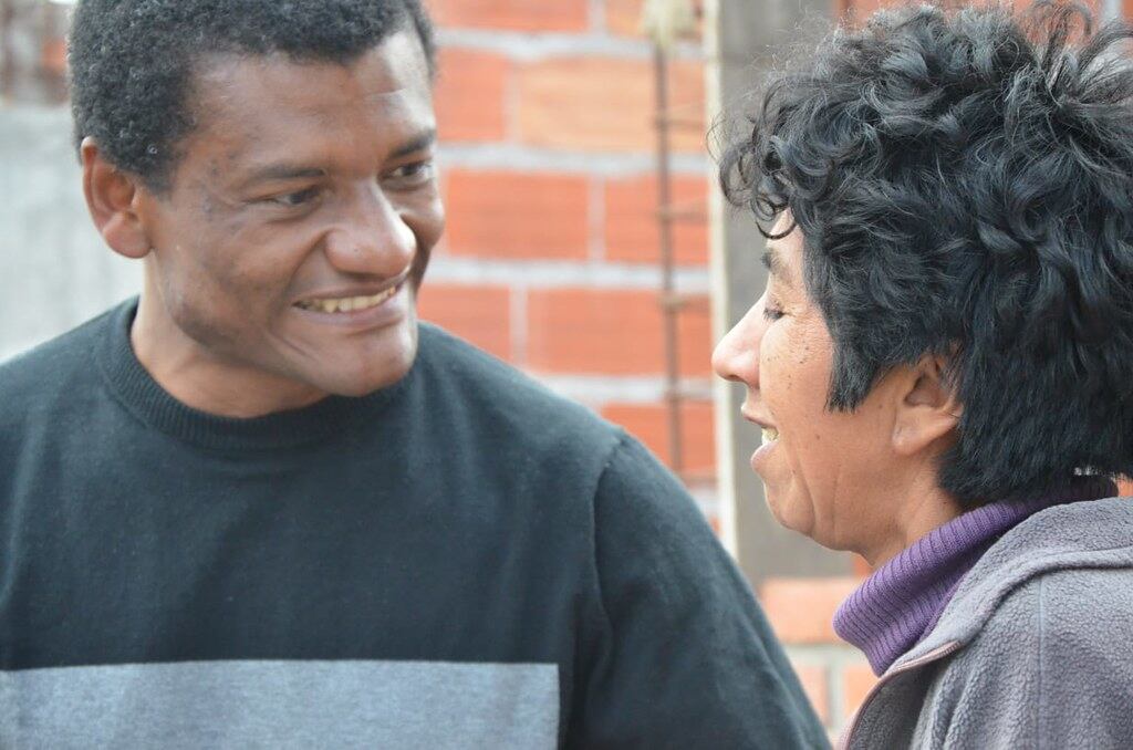 David Leiva en una caminata por los barrios