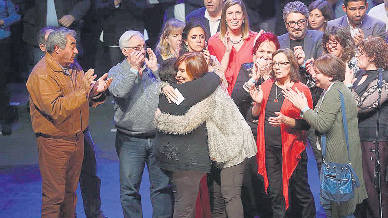 Cristina Kirchner llamó a los demás candidatos y a los militantes a salir a la calle para “escuchar lo que le está pasando a la gente”.