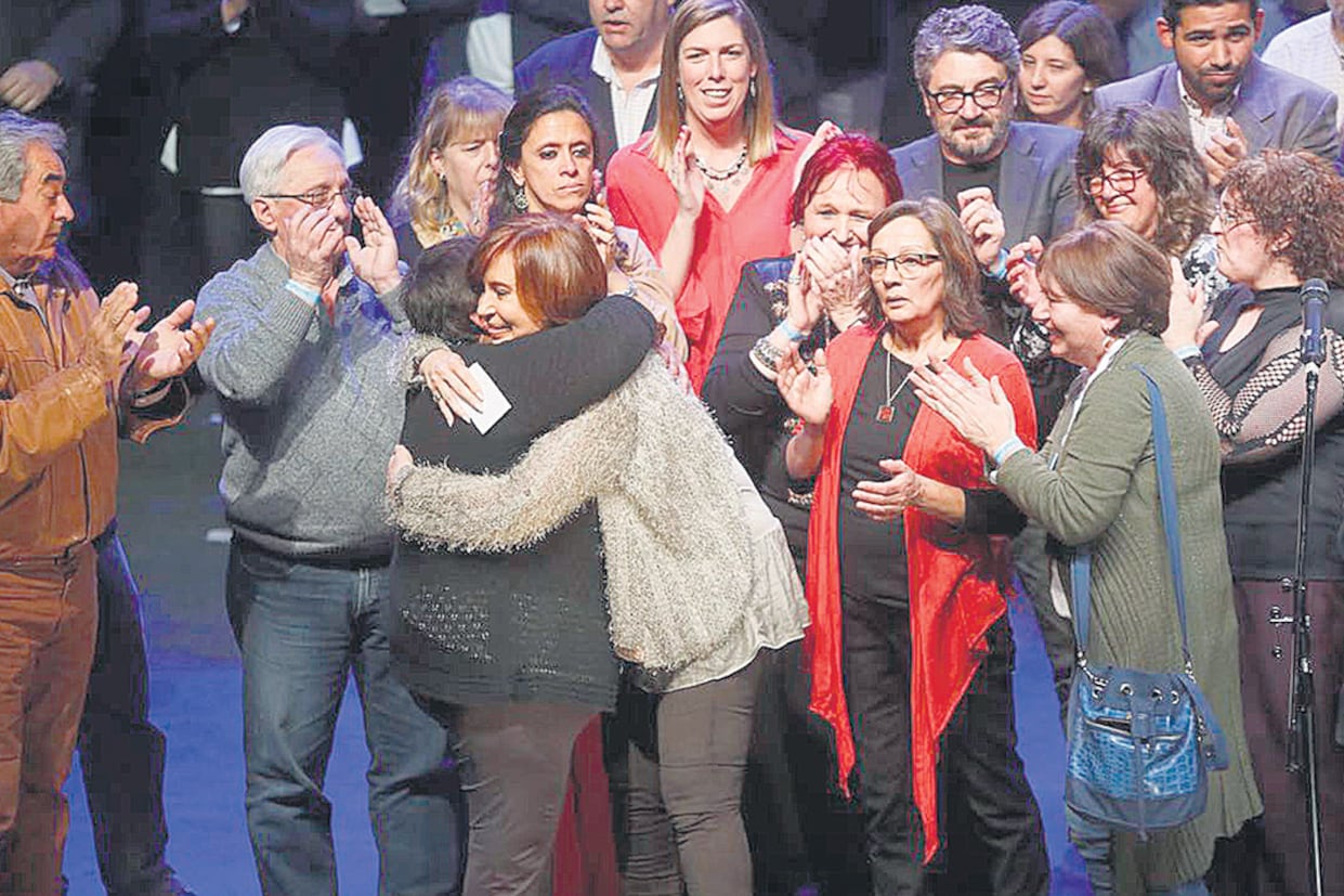Cristina Kirchner llamó a los demás candidatos y a los militantes a salir a la calle para “escuchar lo que le está pasando a la gente”.