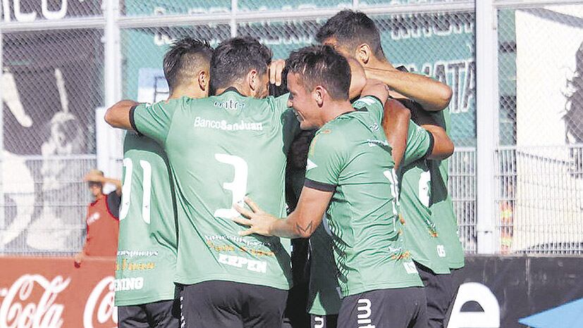 El festejo del primer gol de San Martín.