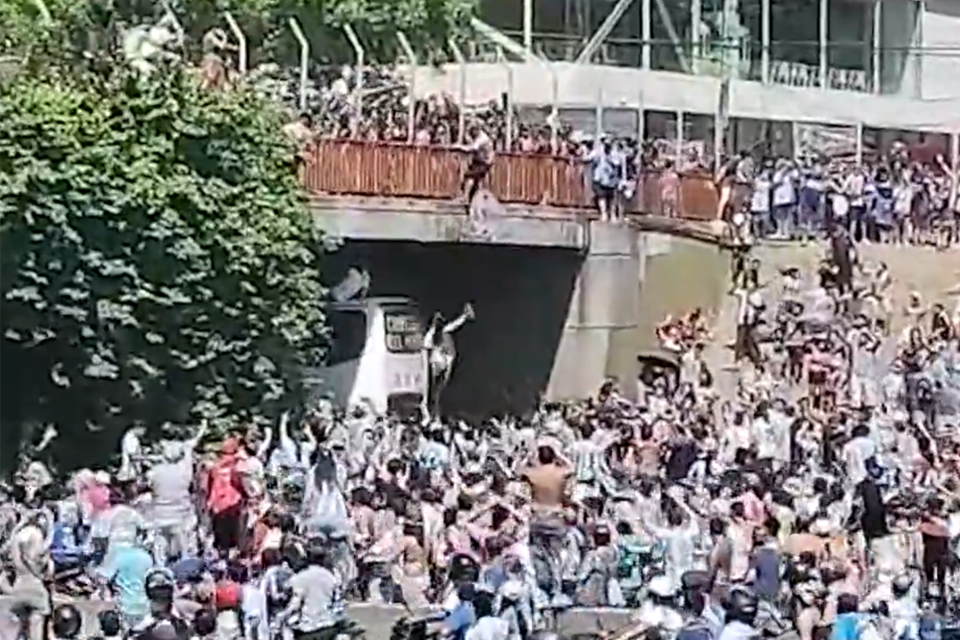 Dos hinchas se tiraron arriba de la caravana de la Selección desde un puente. Imagen: captura de video