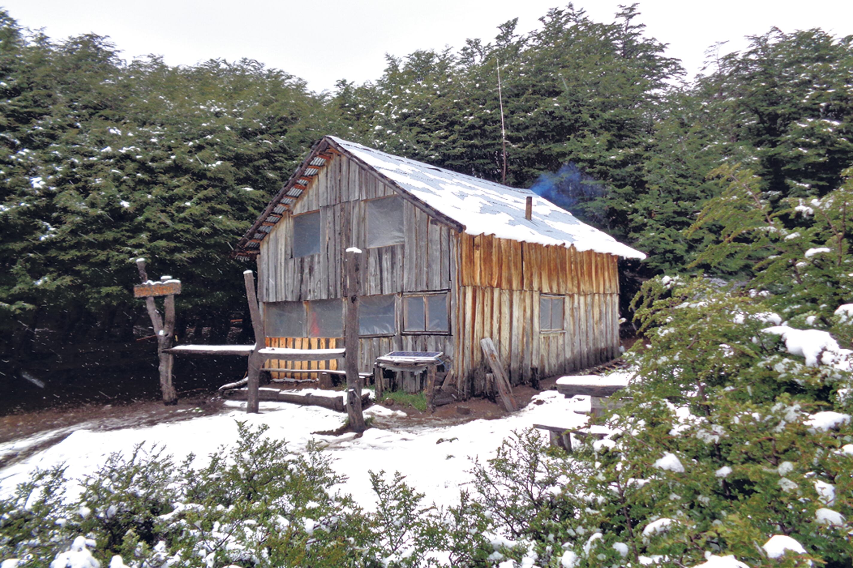 Refugio Natación, a 1450 msnm, accesible por un largo camino en pendiente pronunciada.