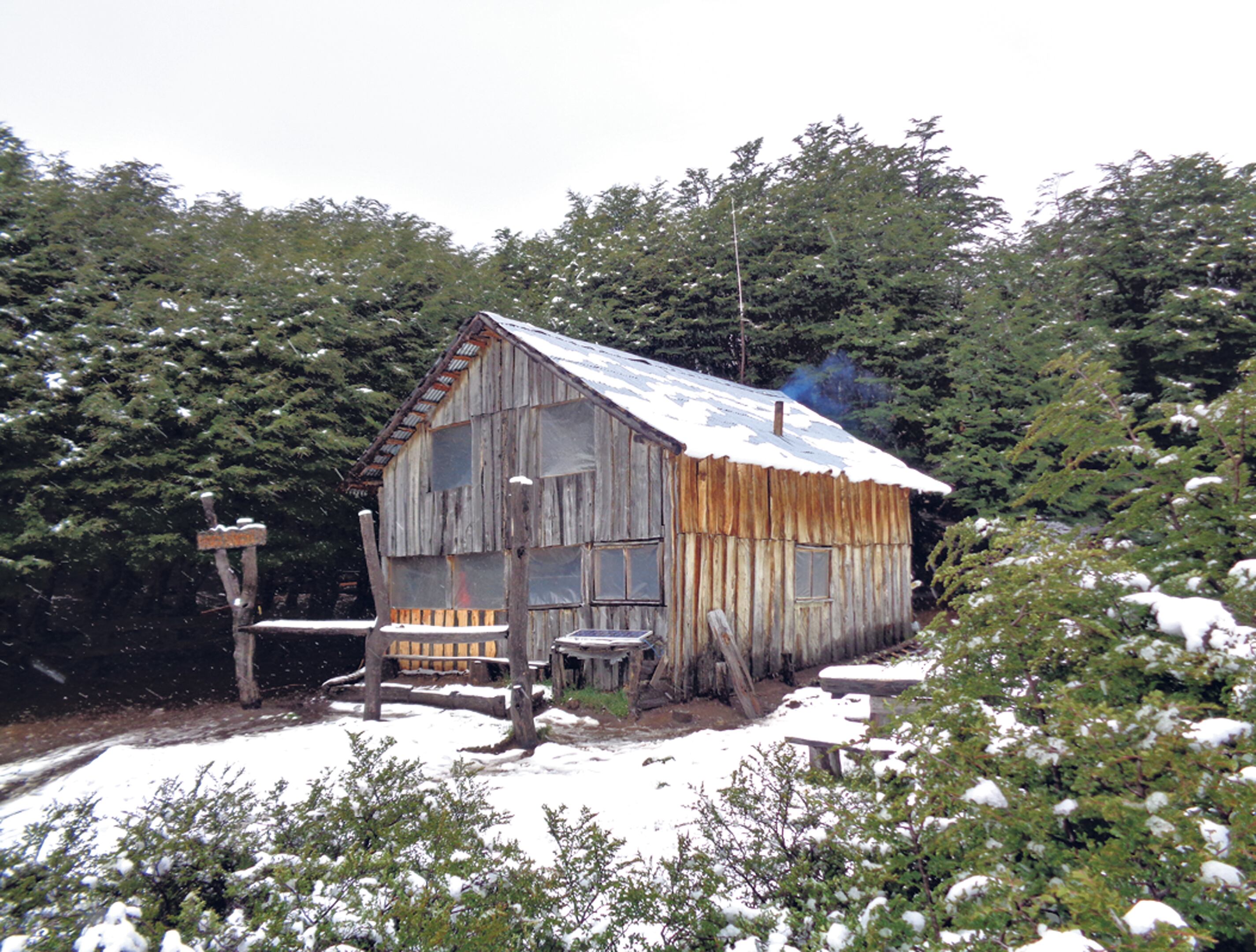 Refugio Natación, a 1450 msnm, accesible por un largo camino en pendiente pronunciada.