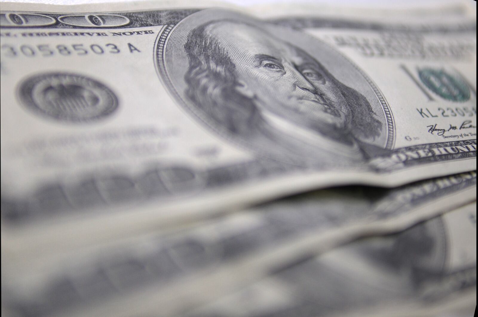 Hay un debate abierto acerca de si "están o no" los dólares para dolarizar.