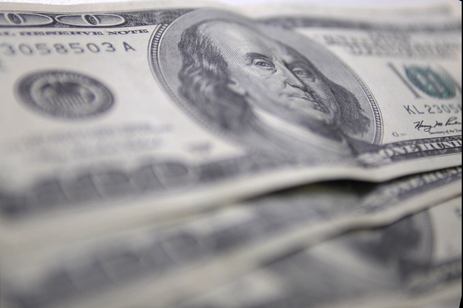 Hay un debate abierto acerca de si "están o no" los dólares para dolarizar.