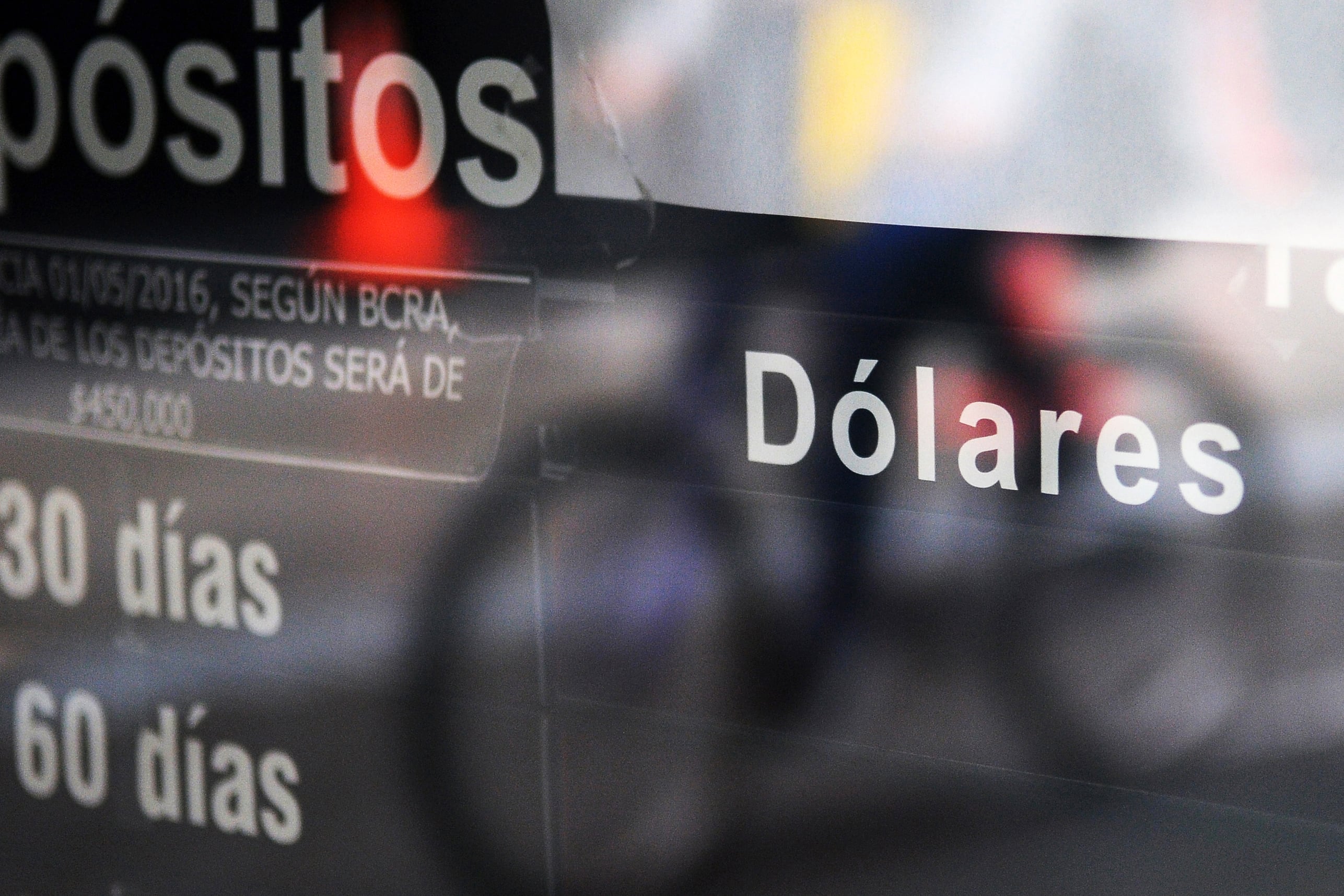 El dólar MEP trepó levemente pero se mantiene por debajo de los 1290 pesos, al igual que el CCL