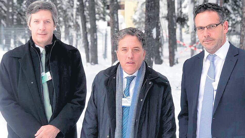 Un frío recibimiento le brindó Davos al equipo económico: Bausili, Dujovne y Sandleris.