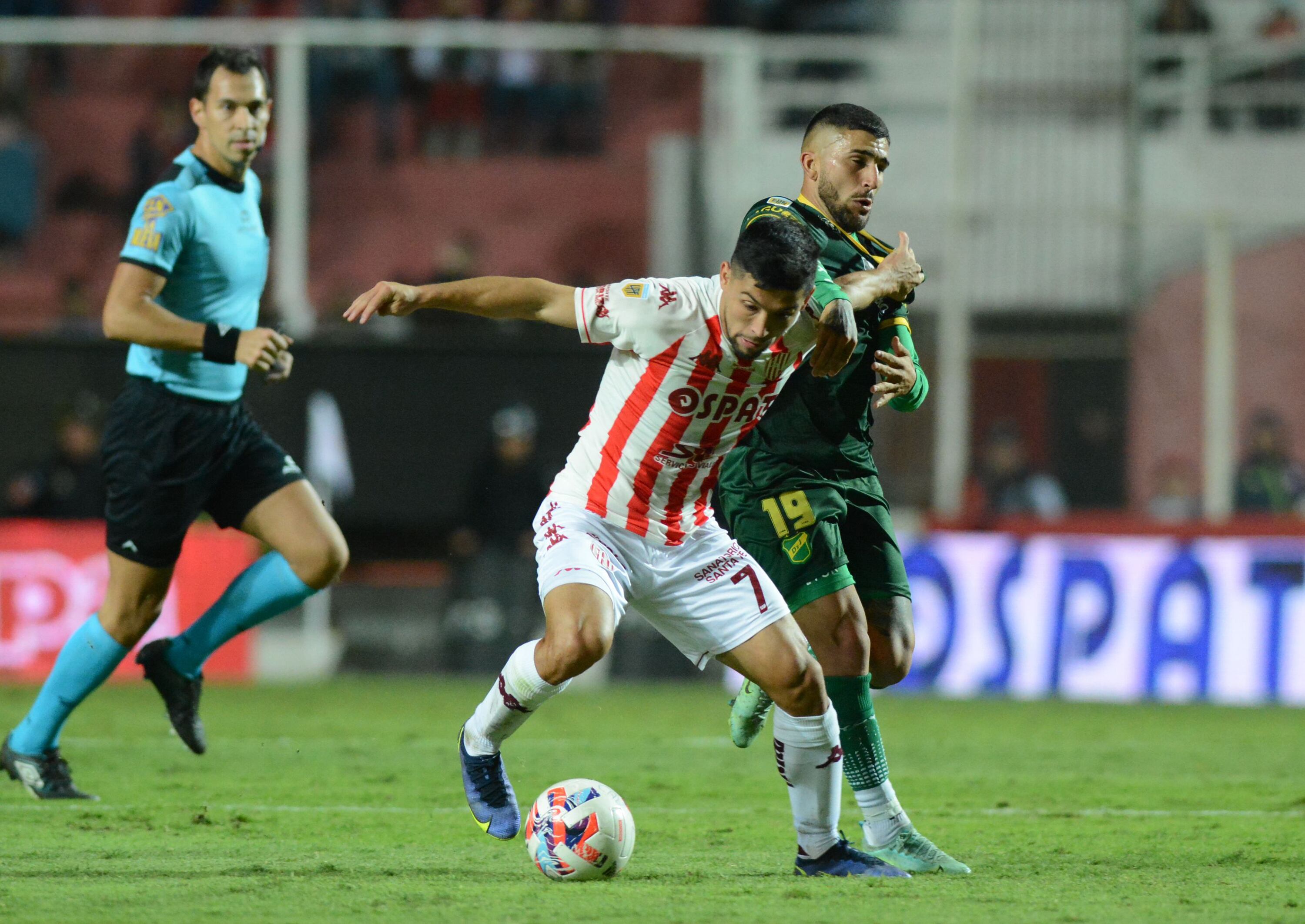 Mauro Luna Diale lucha con Gabriel Hachen