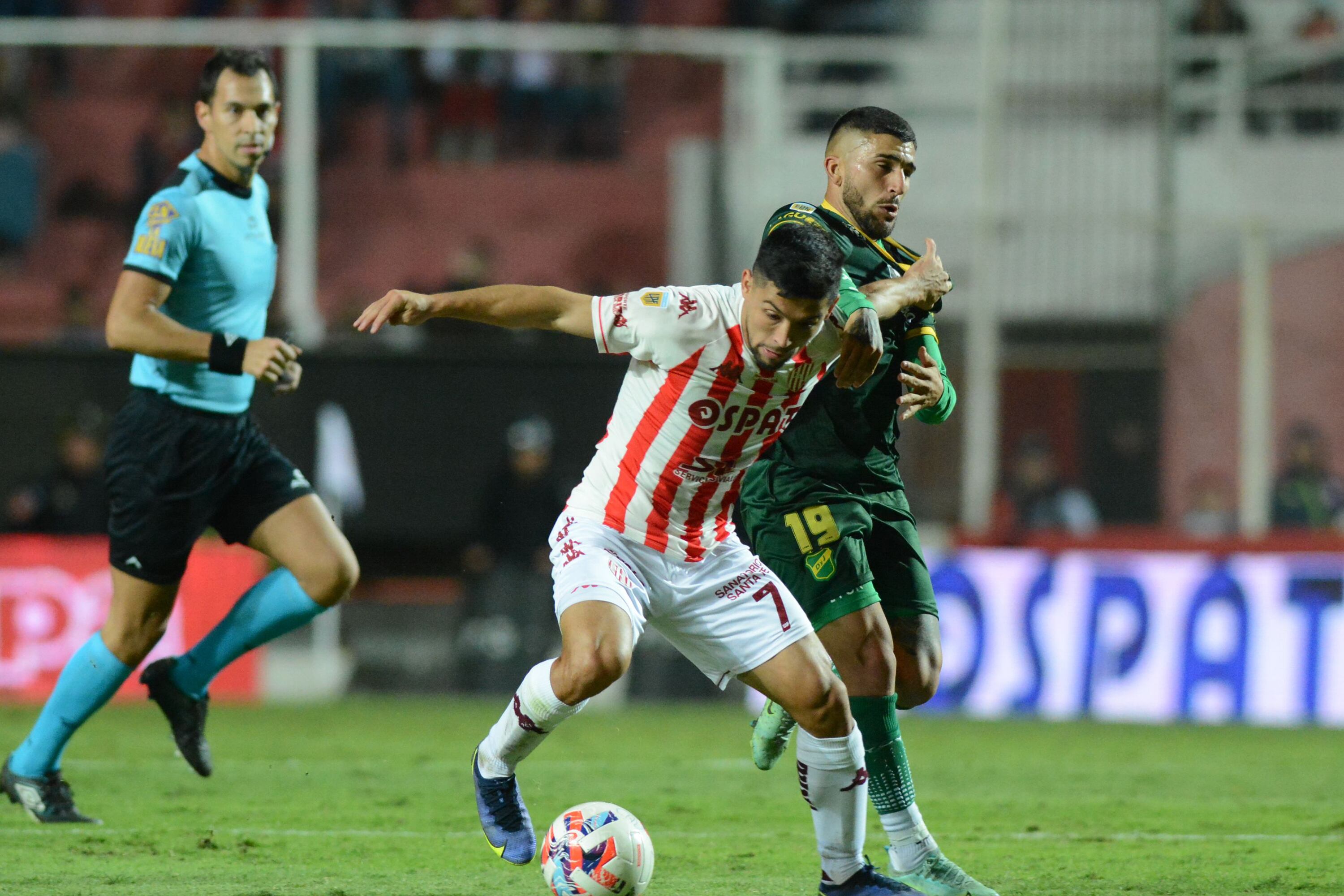 Mauro Luna Diale lucha con Gabriel Hachen