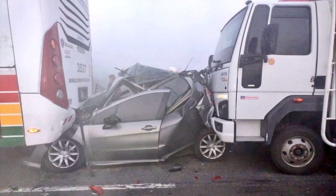 Dos personas murieron en un choque en cadena en el puente Zárate Brazo Largo. Imagen @solotransito