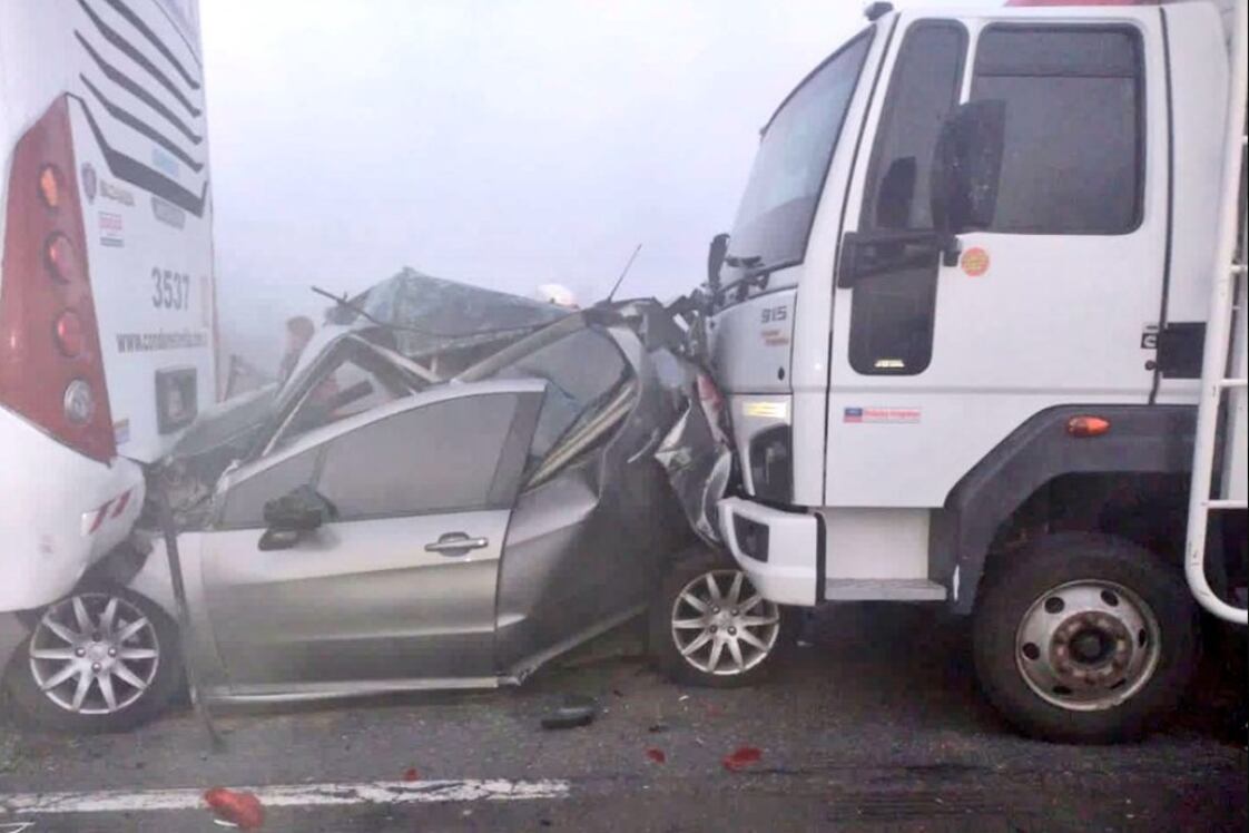 Dos personas murieron en un choque en cadena en el puente Zárate Brazo Largo. Imagen @solotransito