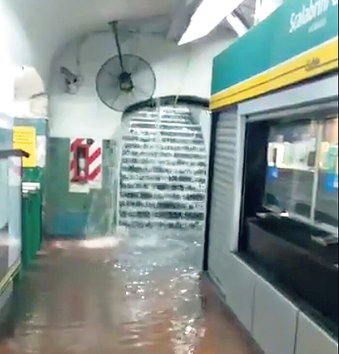 Una catarata en la estación Scalabrini Ortiz, en la línea D.