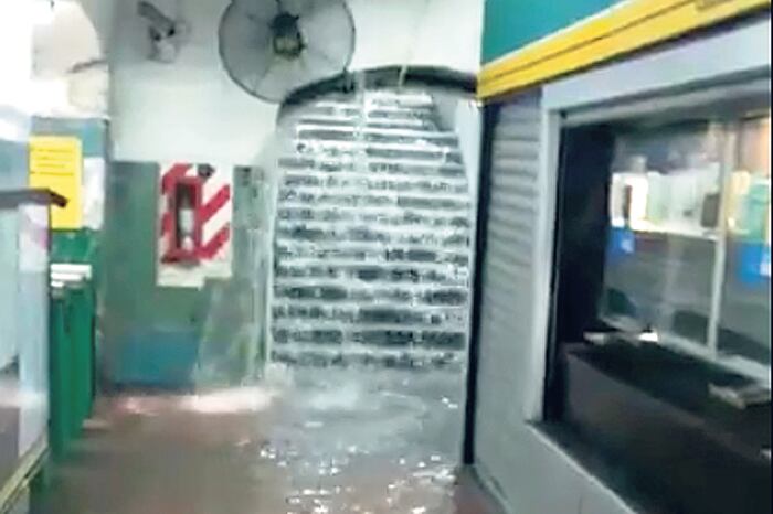 Una catarata en la estación Scalabrini Ortiz, en la línea D.