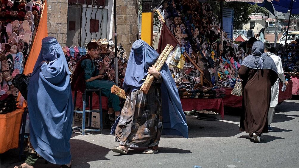 Mujeres con burkas en Afganistán, la llegada al poder de los Talibanes pone en peligro sus decisiones libres y derechos.