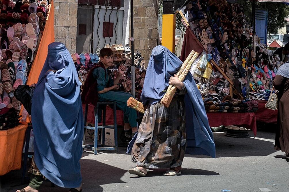 Mujeres con burkas en Afganistán, la llegada al poder de los Talibanes pone en peligro sus decisiones libres y derechos.