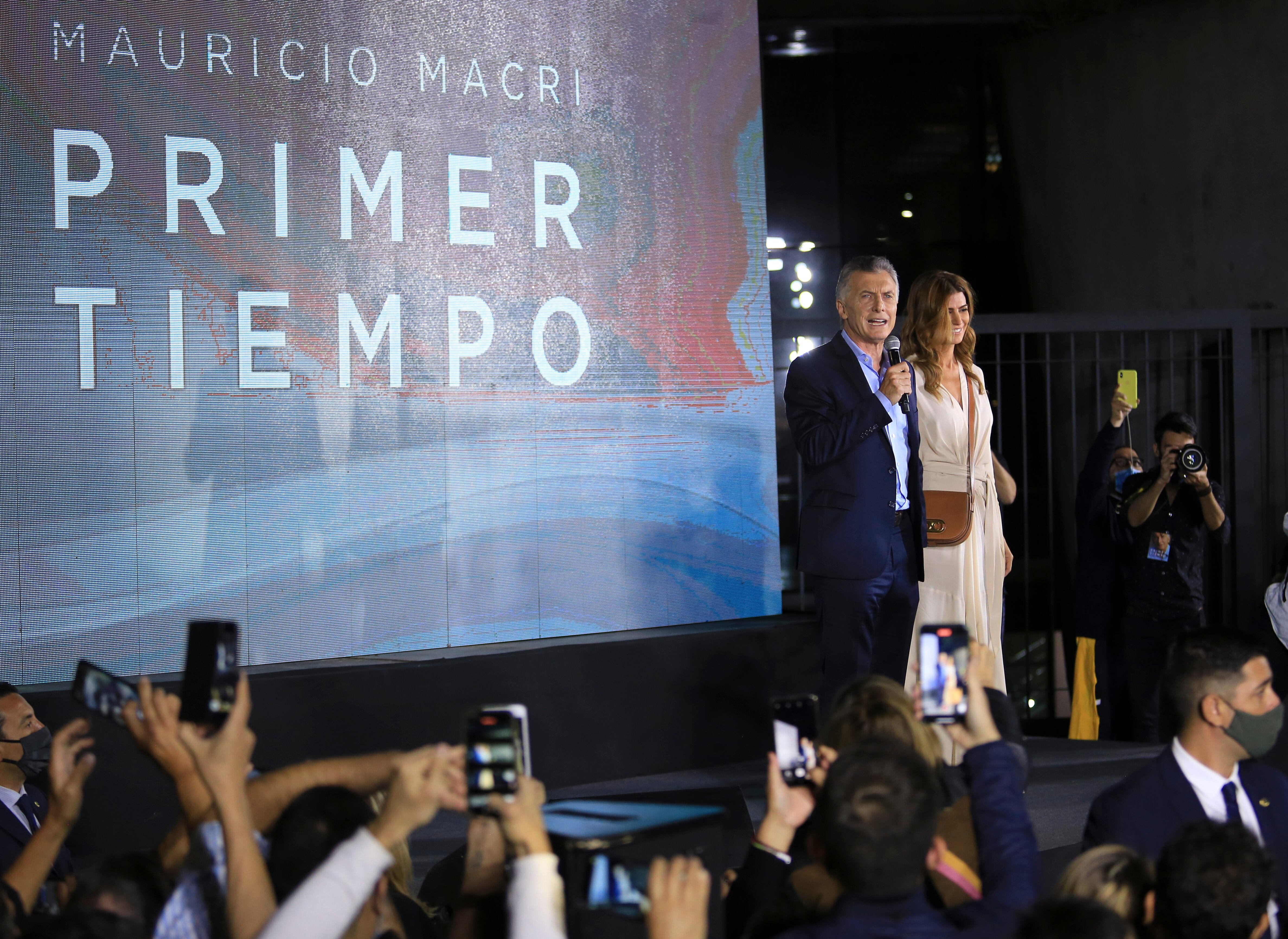 El expresidente habla a sus seguidores luego de la presentación de su libro.