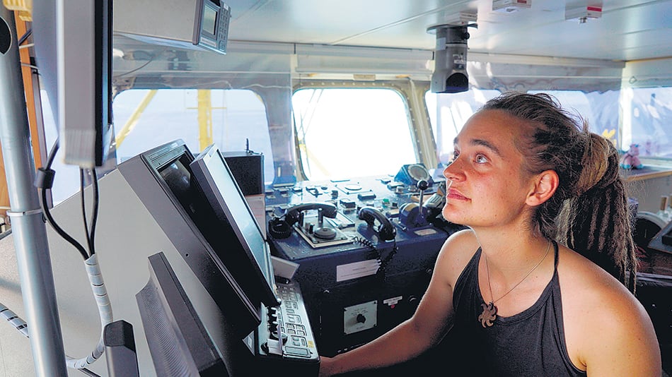 La capitana Carola Rackete habló desde el barco con la prensa y denunció la crítica situación a bordo.