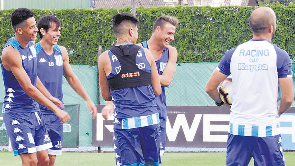 Racing presentará hoy un mix de titulares y suplentes, regulando fuerzas para defender la punta de la Superliga.