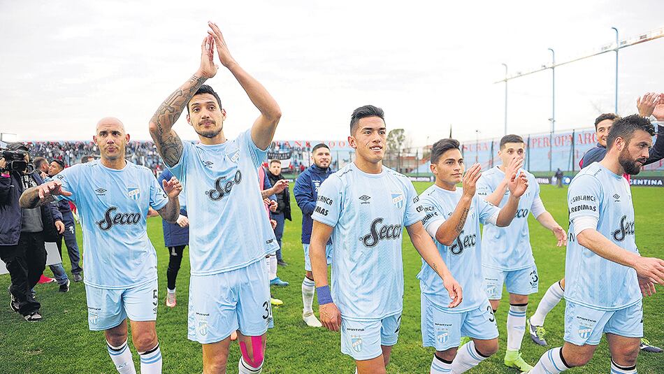 El festejo de los jugadores tucumanos.